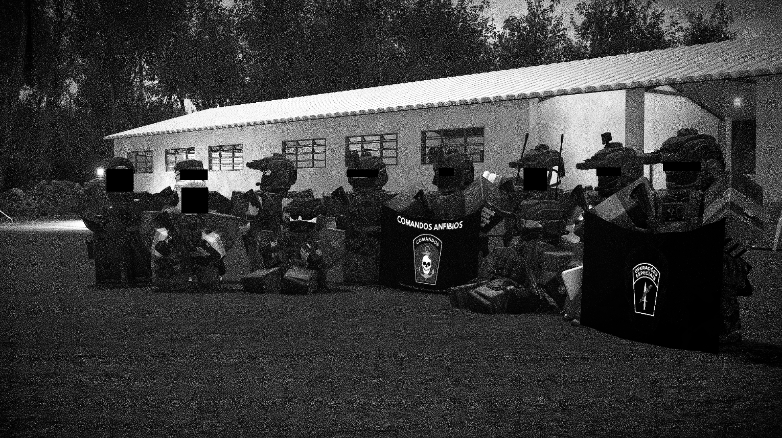 Foto noturna do batalhao em operacao